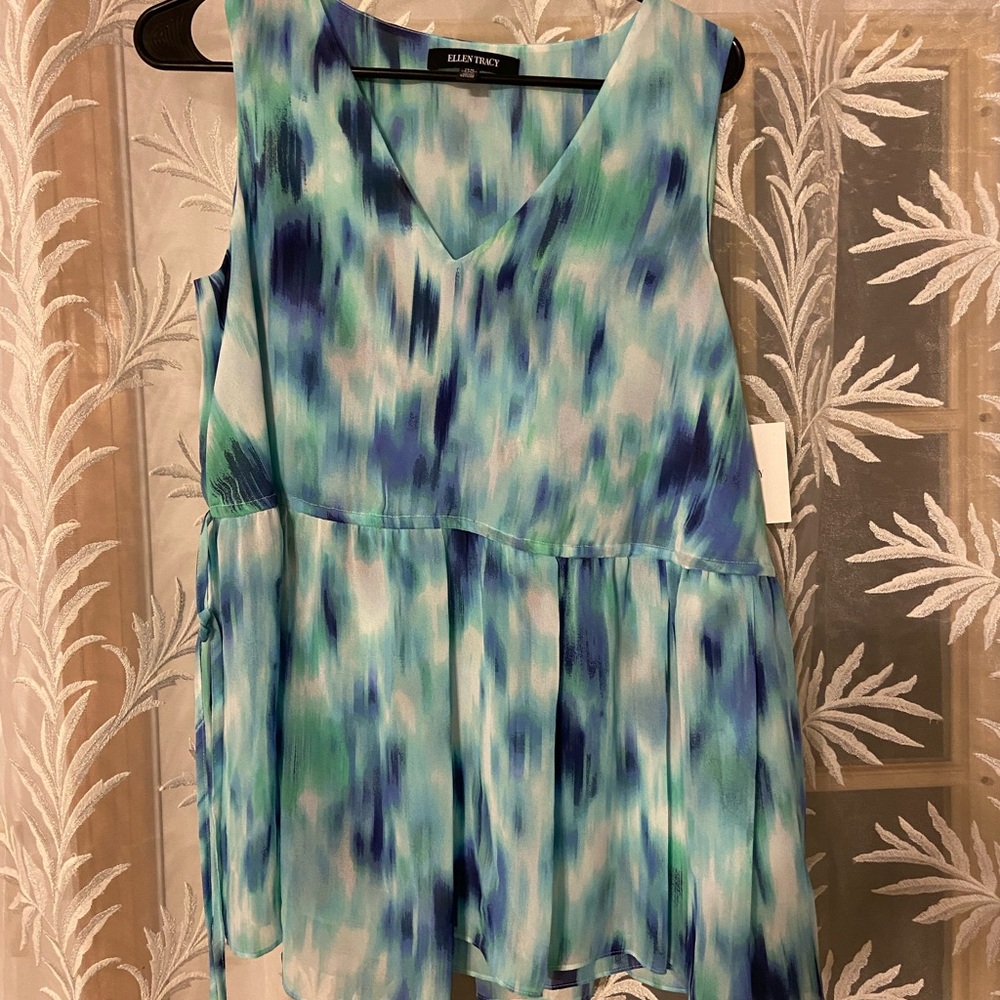 Ellen Tracy V neck top
